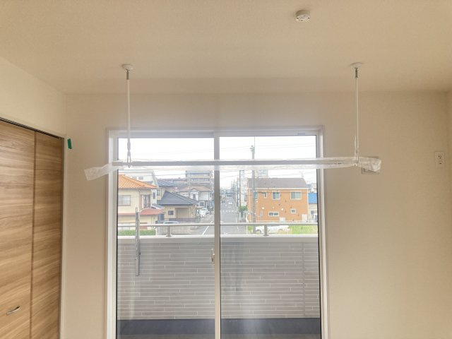 ブルーミングガーデン前橋市六供町3丁目　1号棟の設備|2階主寝室に室内物干しがあります。