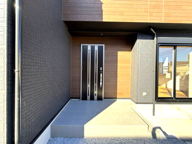 ブルーミングガーデン前橋市六供町3丁目　1号棟の玄関|玄関前も広々しています。タイル敷なのでお掃除も楽々ですよ。