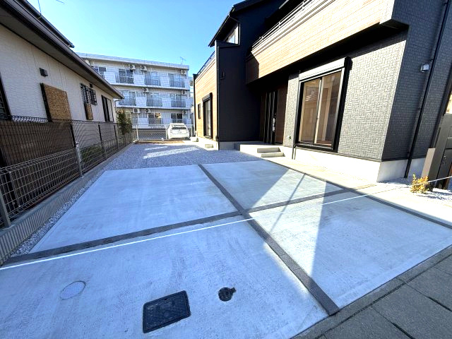 ブルーミングガーデン前橋市六供町3丁目　1号棟の駐車場|駐車場もキレイに整備されています。３台駐車可能です。