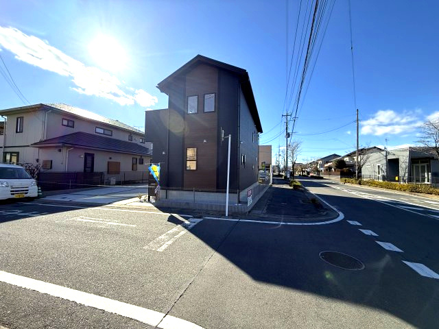 ブルーミングガーデン前橋市六供町3丁目　1号棟の前面道路含む現地写真|北東角地の整形地で陽当たり良好です☆