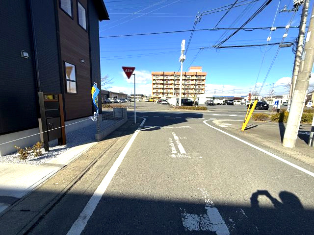 ブルーミングガーデン前橋市六供町3丁目　1号棟の前面道路含む現地写真|前面道路も広々していて車の出し入れもしやすいですよ！