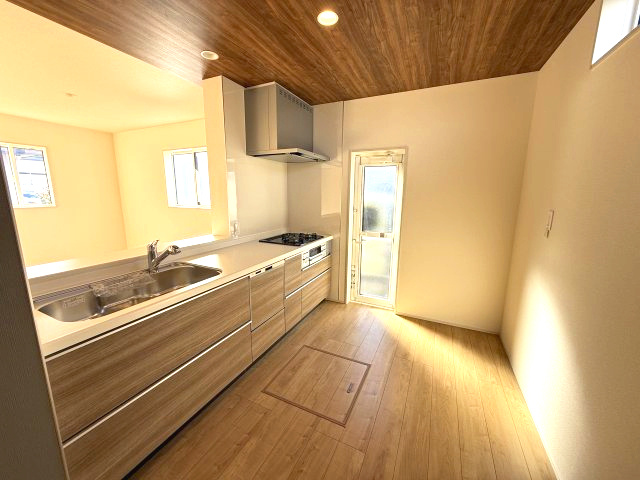 ブルーミングガーデン前橋市六供町3丁目　1号棟のキッチン|人気のカウンターキッチン採用です☆ゴミ出しに便利な勝手口付き！
コンロも３口ご用意しています！調理スペースも広くストレスなくお料理できます。
浄水器つきなので美味しいお水も飲めますよ♪