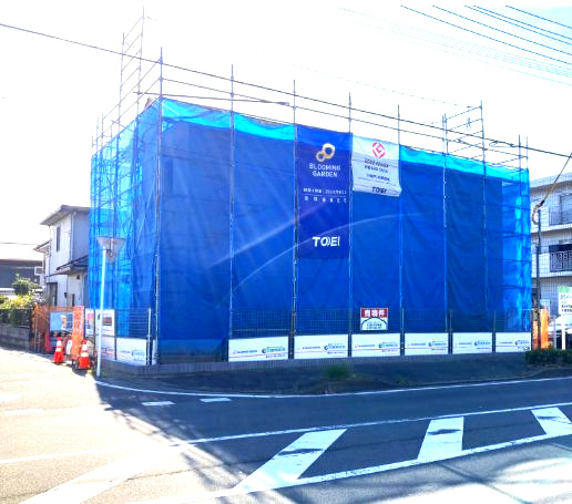 ブルーミングガーデン前橋市六供町3丁目　1号棟の前面道路含む現地写真|前面道路も広々していて開放的な立地です。
車の出し入れもしやすいですよ！