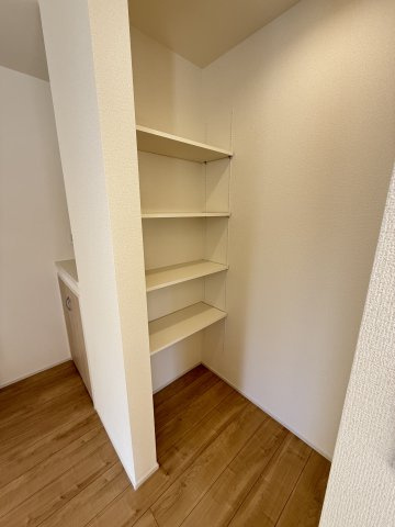 ブルーミングガーデン前橋市六供町3丁目　1号棟のキッチン|キッチン横にパントリー収納付き！可動棚付きで使い勝手が良いですよ！
調理器具やストック品の収納にお役立ち♪