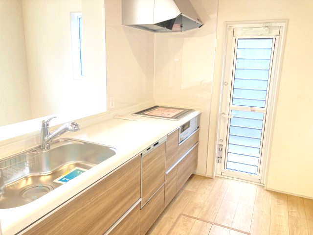 ブルーミングガーデン前橋市六供町3丁目　1号棟のキッチン|人気のカウンターキッチン採用です☆ゴミ出しに便利な勝手口付き！
コンロも３口ご用意しています！調理スペースも広くストレスなくお料理できます。
浄水器つきなので美味しいお水も飲めますよ♪