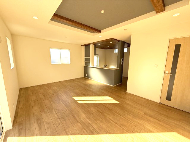 ブルーミングガーデン前橋市六供町3丁目　1号棟の居間・リビング|折り上げ天井の18.25帖あるおしゃれなリビングです☆
人気の対面式キッチンを配した空間はお好みの家具も合わせやすく、家族がくつろぐ快適な空間造りをサポート。窓からは明るい陽光が差し込みます。