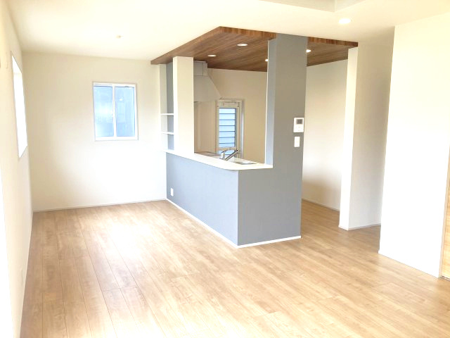 ブルーミングガーデン前橋市六供町3丁目　1号棟の居間・リビング|折り上げ天井の18.25帖あるおしゃれなリビングです☆
人気の対面式キッチンを配した空間はお好みの家具も合わせやすく、家族がくつろぐ快適な空間造りをサポート。窓からは明るい陽光が差し込みます。