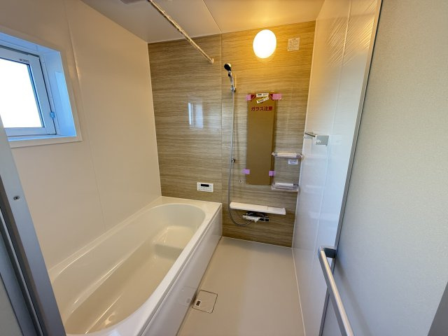 ブルーミングガーデン前橋市六供町3丁目　1号棟の浴室|１坪タイプのフルオートバスです！
足を延ばして入れる広さなので一日の疲れも癒されますよ♪
室内物干しや浴室乾燥機もあるのでお天気の悪い日にはランドリースペースとしてもご利用できます！