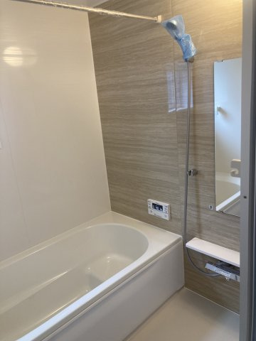 ブルーミングガーデン前橋市六供町3丁目　1号棟の浴室|１坪タイプのフルオートバスです！
足を延ばして入れる広さなので一日の疲れも癒されますよ♪
室内物干しや浴室乾燥機もあるのでお天気の悪い日にはランドリースペースとしてもご利用できます！