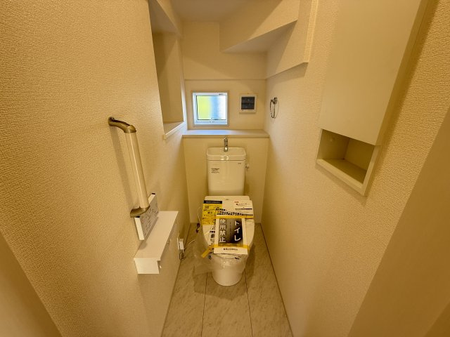 ブルーミングガーデン前橋市六供町3丁目　1号棟のトイレ|1階トイレです。清潔感のある白を基調としています。
温水洗浄・便座暖房機能の付いた快適なトイレです☆
