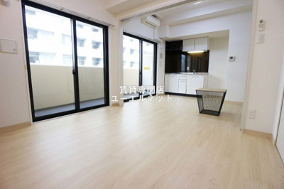 【居間・リビング】 | サンレムート江坂セカンド | ゆったりとくつろげる、落ち着きのある居室空間です