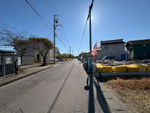 リーブルガーデン　各務原市川島緑町３丁目　全３区画分譲の前面道路含む現地写真|「現地（2025年10月28日）撮影」　
■前面道路　
■ヤマダ不動産　株式会社リライフ