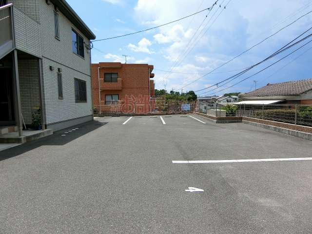 メゾン・ド・クレールの駐車場|カースペースがあります