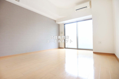 【居間・リビング】 | サンレムート江坂ファースト | 毎日を快適に過ごせる、明るく開放感のある居室