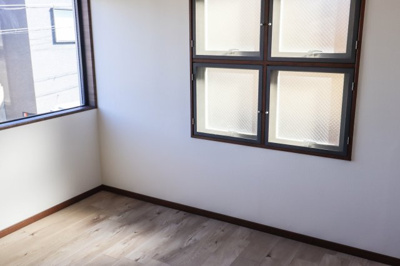 【寝室】 | 豊中市緑丘１丁目　一戸建 | 洋室　約１１．０帖は２面開口で通風も良好♪