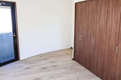 【収納】 | 豊中市緑丘１丁目　一戸建 | 洋室　約１６．０帖にはおおきなクローゼットがあります♪