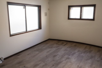 【洋室】 | 豊中市緑丘１丁目　一戸建 | 1階には　洋室　約１１．５帖と和室約８．０帖のお部屋があります♪