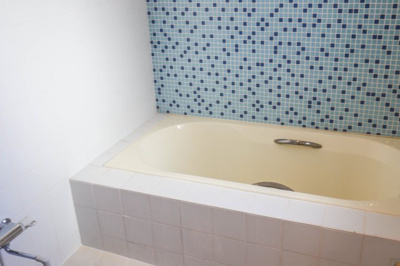 【浴室】 | 豊中市緑丘１丁目　一戸建 | タイル張りでお洒落な浴室