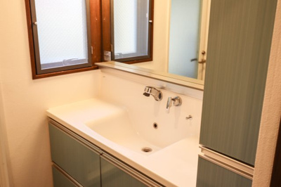 【洗面所】 | 豊中市緑丘１丁目　一戸建 | 洗面室には便利な棚や窓があります♪