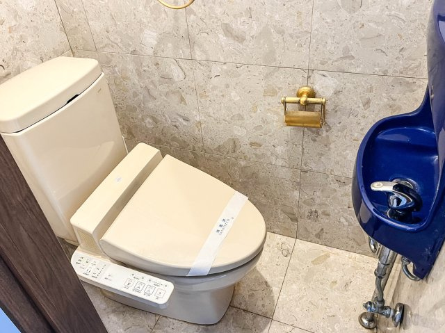 【トイレ】 | 豊中市緑丘１丁目　一戸建 | 手洗いボウルの有るトイレ