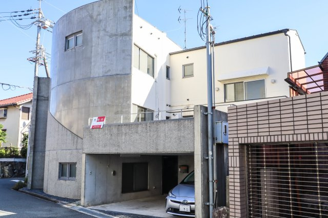 【外観】 | 豊中市緑丘１丁目　一戸建 | 車は２台駐車可能です