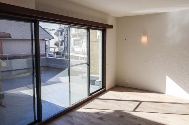 【居間・リビング】 | 豊中市緑丘１丁目　一戸建 | ルーフバルコニーの有る５LDKのおうち♪
車は２台駐車可能です