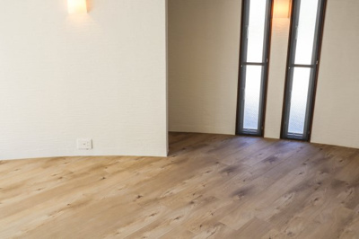 【居間・リビング】 | 豊中市緑丘１丁目　一戸建 | 明るいLDKは約２４帖♪