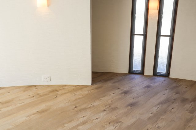 【居間・リビング】 | 豊中市緑丘１丁目　一戸建 | 明るいLDKは約２４帖♪