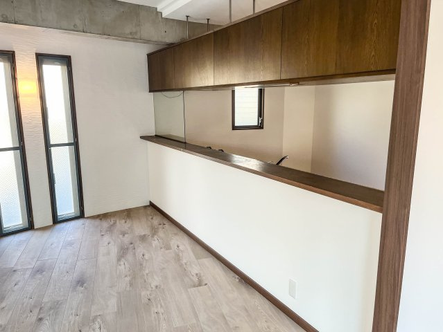 【キッチン】 | 豊中市緑丘１丁目　一戸建 | 温かみのある色調の大きなカウンターがある対面式キッチン♪