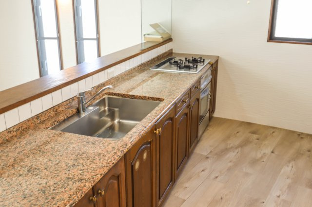 【キッチン】 | 豊中市緑丘１丁目　一戸建 | 会話を楽しみながら料理の出来るキッチンには窓も有換気も良好♪