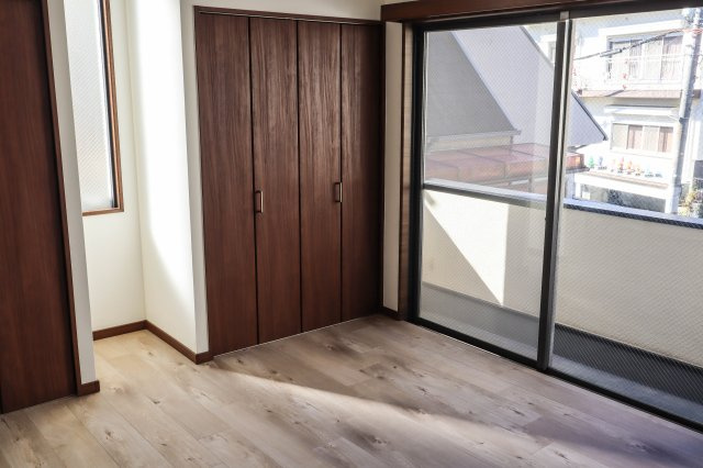 【子供部屋】 | 豊中市緑丘１丁目　一戸建 | 洋室　約８．０帖　(中２階部分)には
専用のバルコニーとしっかり収納できるクローゼットがあります♪