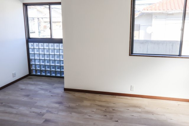 【子供部屋】 | 豊中市緑丘１丁目　一戸建 | 洋室　約１１．０帖　(3階部分)