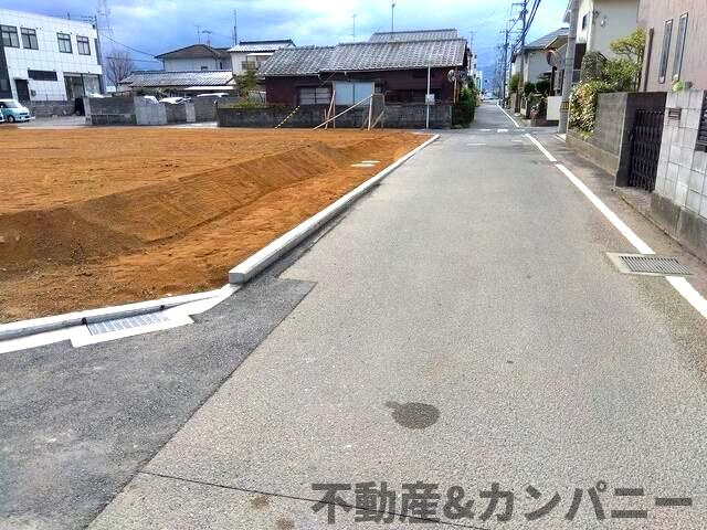 松山市余戸南３丁目の売地の前面道路含む現地写真|前面道路含む現地写真です