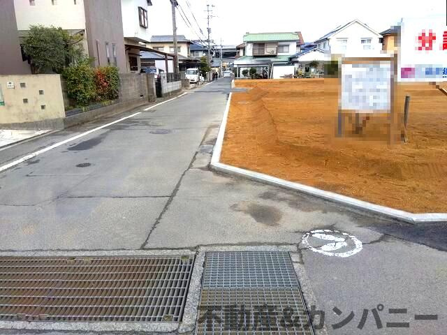 松山市余戸南３丁目の売地の前面道路含む現地写真|前面道路含む現地写真です