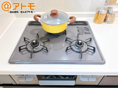 【設備】 | 駿東郡清水町伏見409番　新築一戸建て　C号棟 | ３口コンロは使い勝手がよくお料理も楽しくなりそうです♪