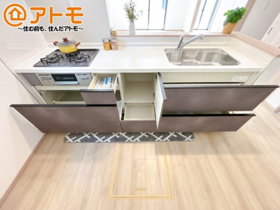 【キッチン】 | 駿東郡清水町伏見409番　新築一戸建て　C号棟 | 設備充実♪お手入れらくらく♪収納豊富♪使い勝手の良いキッチンです！