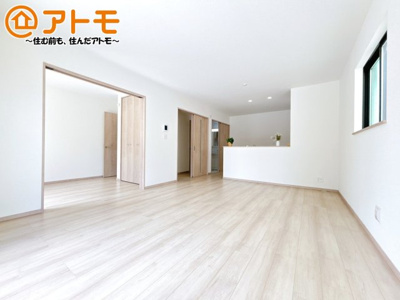 【居間・リビング】 | 駿東郡清水町伏見409番　新築一戸建て　C号棟 | 家族団らんのイメージは、リビングを思い浮かべませんか？リビングこそ広々とした空間が良いですね♪