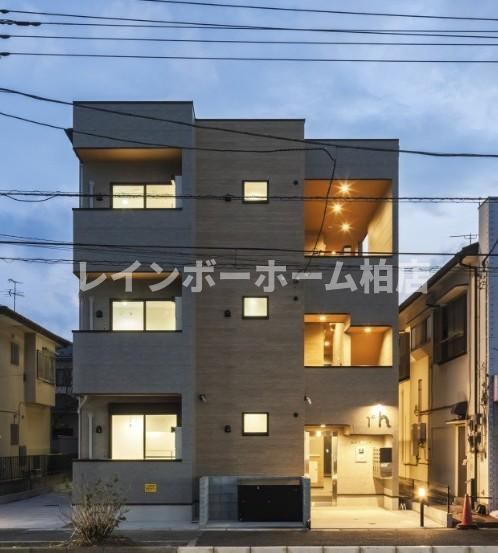 デザイナーズ1K＋WIC・都市ガス・設備充実で快適新生活のエントランス|建物の内部です
