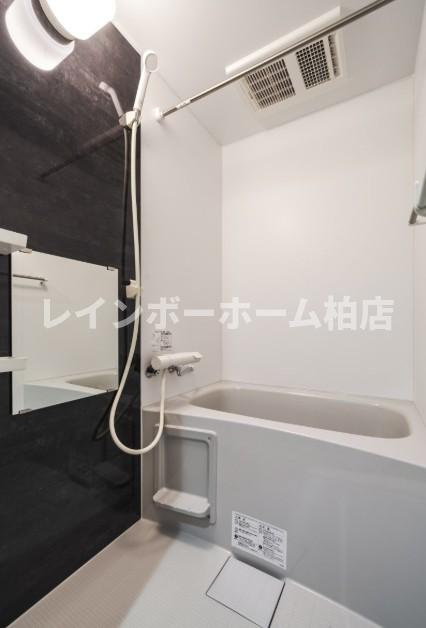 デザイナーズ1K＋WIC・都市ガス・設備充実で快適新生活の浴室|きれいなお風呂です
