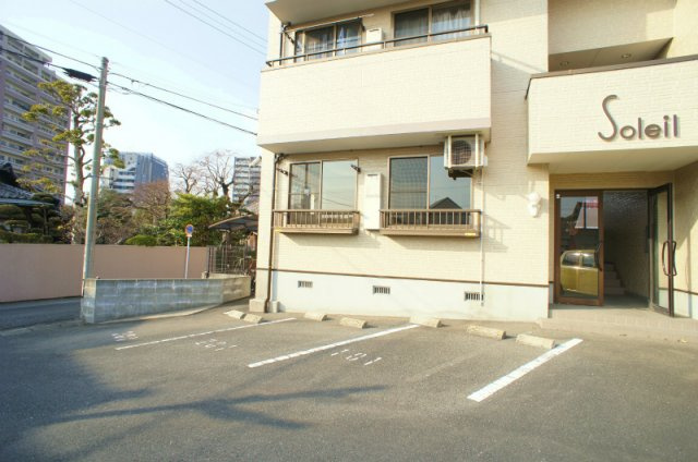 ソレイユ諏訪野の駐車場