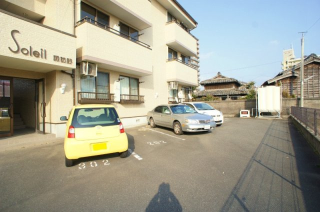 ソレイユ諏訪野の駐車場