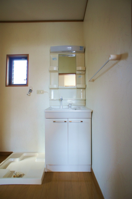 ソレイユ諏訪野の洗面所|明るい洗面所です