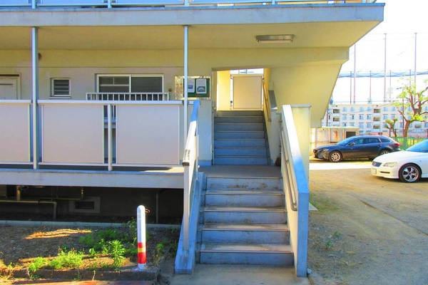 ビレッジハウス城東4号棟のエントランス