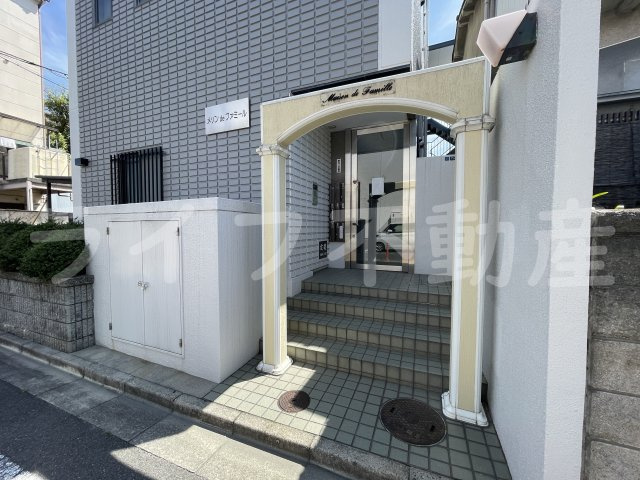 メゾンドファミールのエントランス|落ち着いたエントランスです