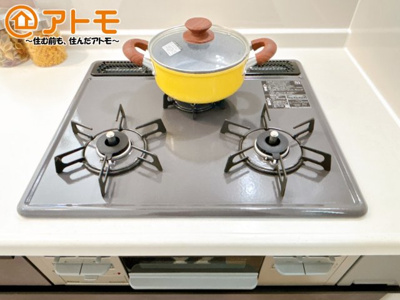 【設備】 | 駿東郡清水町伏見409番　新築一戸建て　D号棟 | ３口コンロは使い勝手がよくお料理も楽しくなりそうです♪