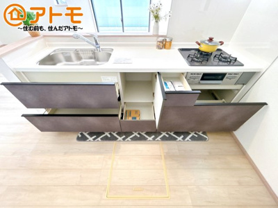 【キッチン】 | 駿東郡清水町伏見409番　新築一戸建て　D号棟 | リビングで遊ぶお子様にも目が届く、安心感で選ぶなら対面キッチン♪