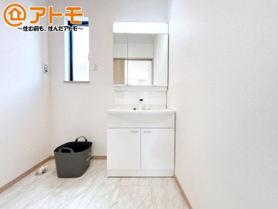 【独立洗面台】 | 駿東郡清水町伏見409番　新築一戸建て　D号棟 | 洗面所って朝に混み合いませんか？広々とした脱衣所、３面鏡の独立洗面台で朝の時間を少しお手伝い♪