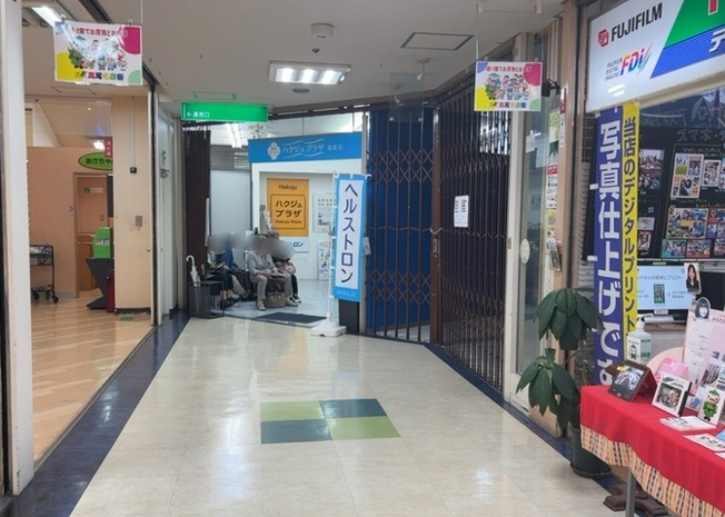 【外観】 | 高尾パークハイツＡ棟 | 家を建てる場合、方位は要チェックです。現実的に日当たりのよい家ならばリビングは南側、建築基準法でも北側に当たる家への配慮は求められています。土地を見学に行く際は、方位磁針を持って行くようにしましょう。