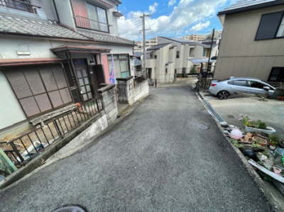【前面道路含む現地写真】 | 枚方市岡山手町　古家付土地