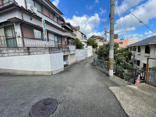 【前面道路含む現地写真】 | 枚方市岡山手町　古家付土地